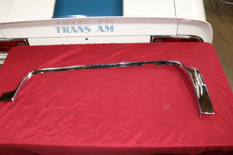 1972-76 BUICK ELECTRA NOS RH R WHEEL OPENING FENDER SKIRT MOULDING GM 9619595