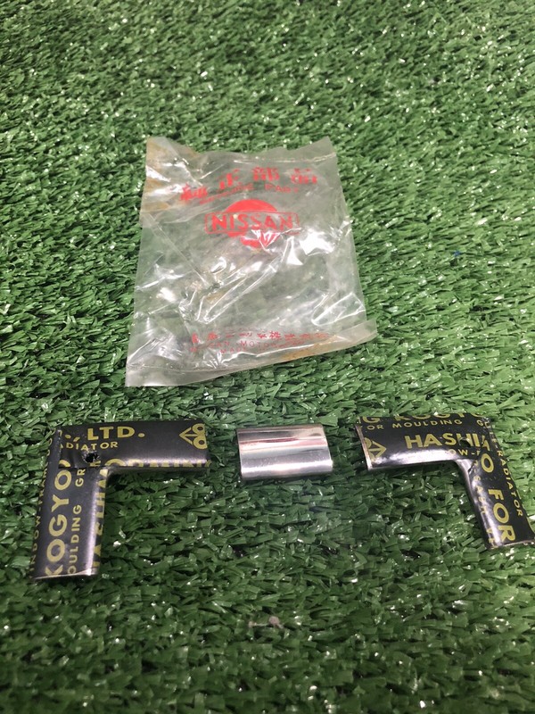 1964-67 Datsun BLUEBIRD 410-411 Front windshield Clip MOULDING-SET Nos genuine