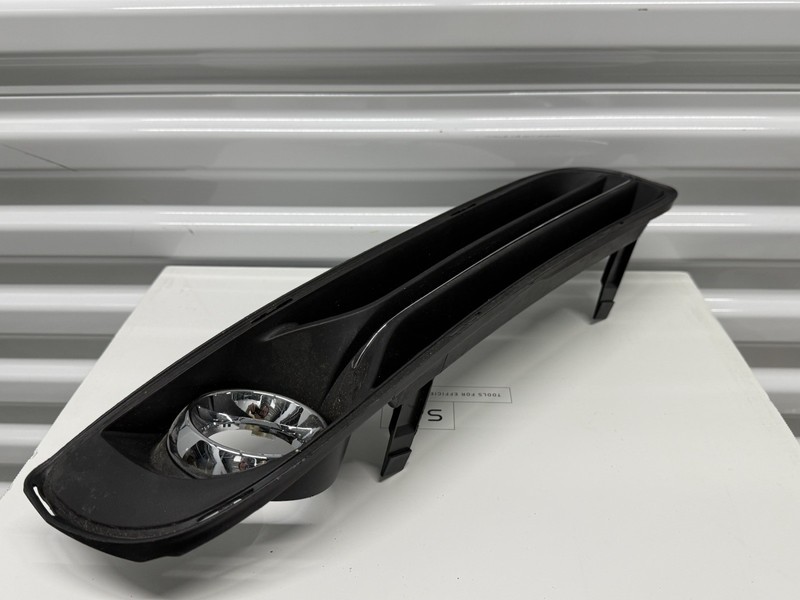 Front Right Fog Light Bezel Polypropylene & ABS Plastic Chrysler 300 Limited