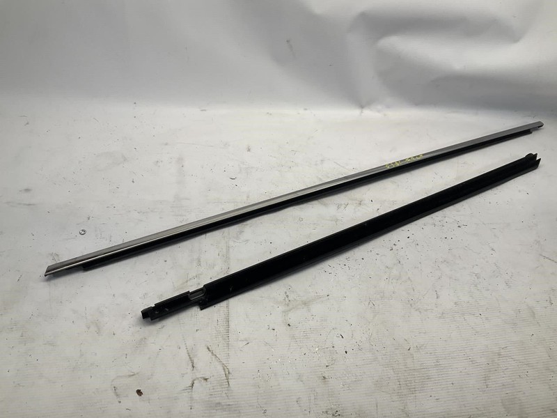 18-24 Volkswagen Tiguan Front Left Driver Side Door Belt Molding Trim Pair Q gallery