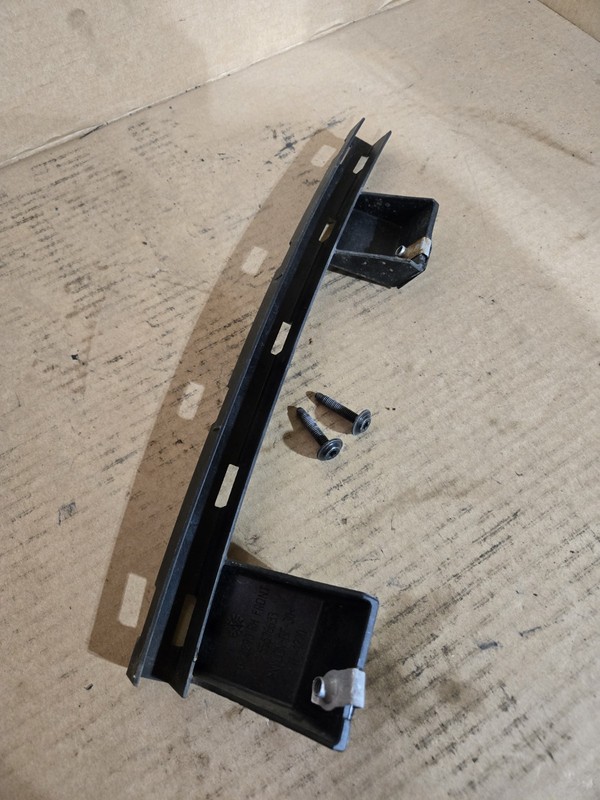 2008 2014 BUICK ENCLAVE FRONT RIGHT PASSENGER SIDE DOOR WINDOW RETAINER BRACKET