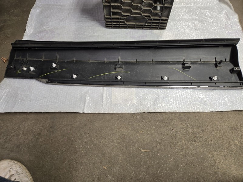 5NA-854-939P OEM LH FT LOWER DOOR MOLDING 18-21 TIGUAN BLACK W/CHROME USED gallery
