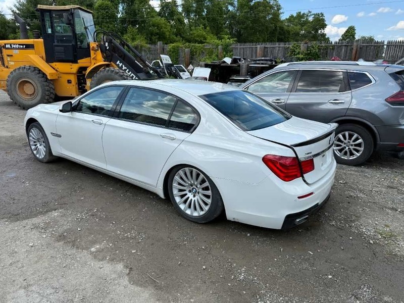2009-2012 BMW 750i Left Driver Side Rocker Moulding White gallery