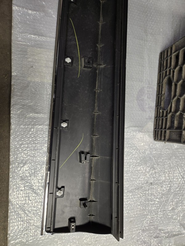 5NA-854-939P OEM LH FT LOWER DOOR MOLDING 18-21 TIGUAN BLACK W/CHROME USED gallery