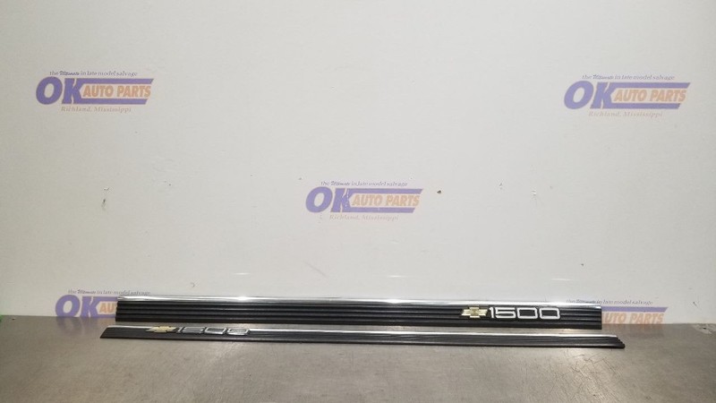 1988 CHEVY SILVERADO 1500 DOOR MOULDING TRIM SET PAIR