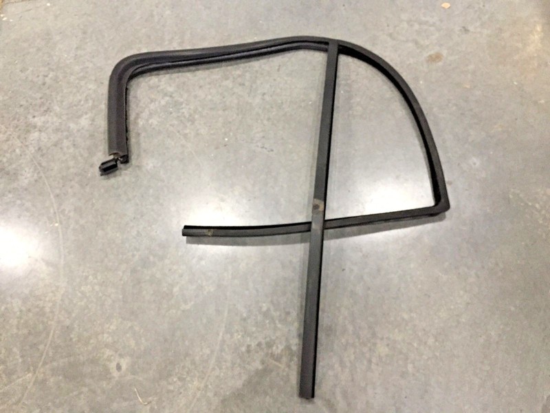 1998-2003 MERCEDES-BENZ ML320 ML430 ~ RIGHT REAR DOOR WINDOW WEATHERSTRIP ~ OEM