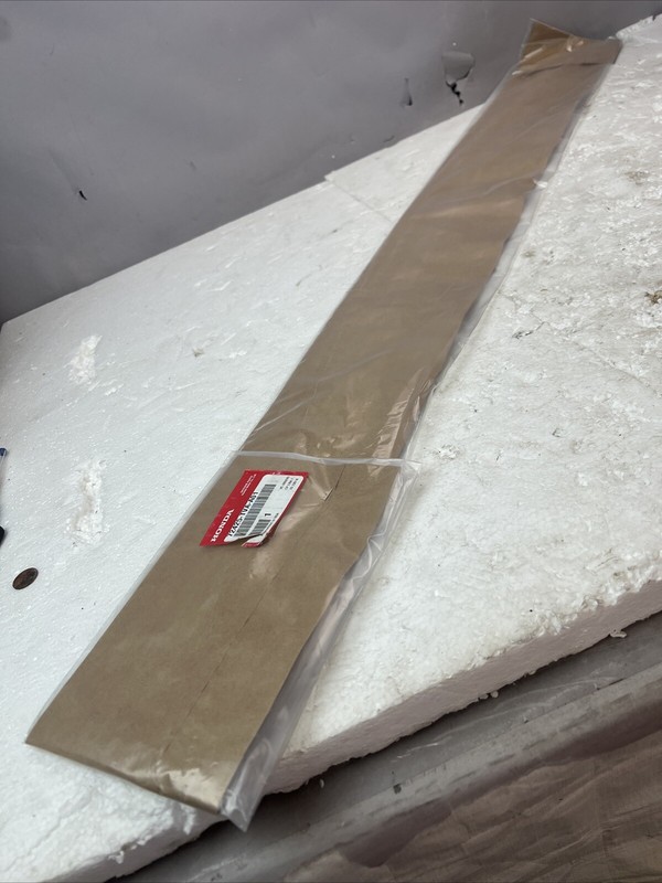 HONDA ACCORD 2018-2020 RH FRONT PARTS DOOR UPPER MOULDING 72425-TVA-A01 OEM