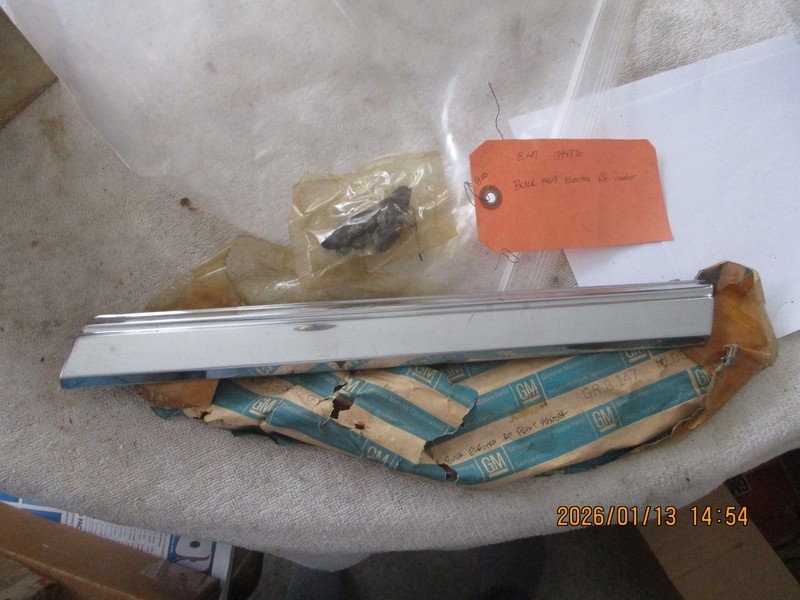 NOS 1969 BUICK ELECTRA RIGHT HAND STAINLESS STEEL FENDER MOULDING-PT 1394376