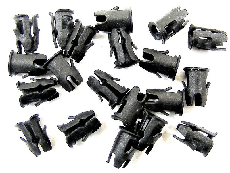 Datsun Barrel Clips- Fit 3/16″ Hole- 1/8″ Stud- Emblem Trim etc- 20 clips- #020