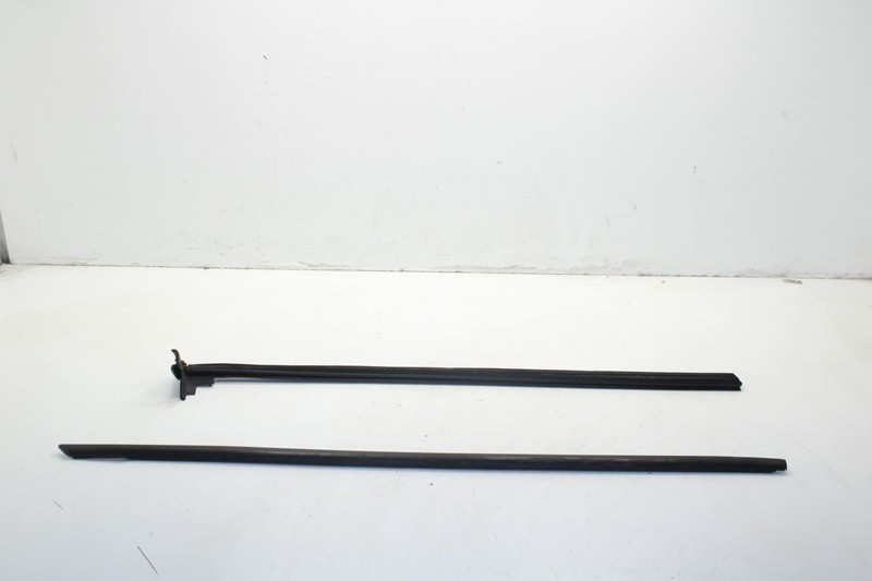 08-14 Dodge Challenger Front Right Door Belt Weatherstrip Pair 55399122AF *ReaD*