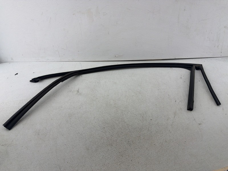 2020-2025 FORD ESCAPE FRONT LEFT DOOR WINDOW GLASS RUN CHANNEL SEAL MOLDING OEM