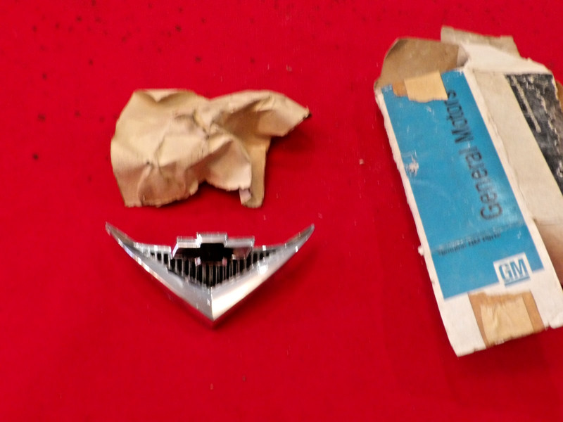 NOS VINTAGE 1955 CHEVY UNDER TAILLIGHT V8 EMBLEM W/HARDWARE 3711035 REAL DEAL