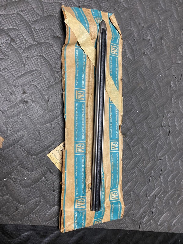 1969 Buick NOS front fender moulding spear 8701172 General Motors