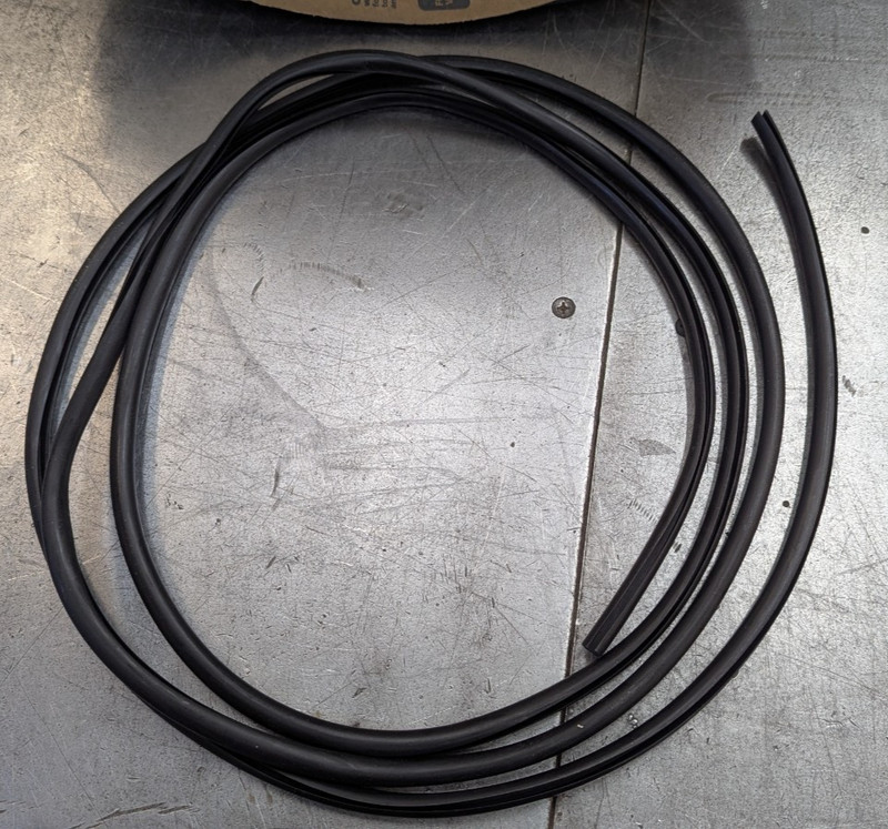 12 Feet X1004 TRIM-LOK Rounded Edge Seal 3/16" GAP, 0.469" d, 0.406" Black New gallery