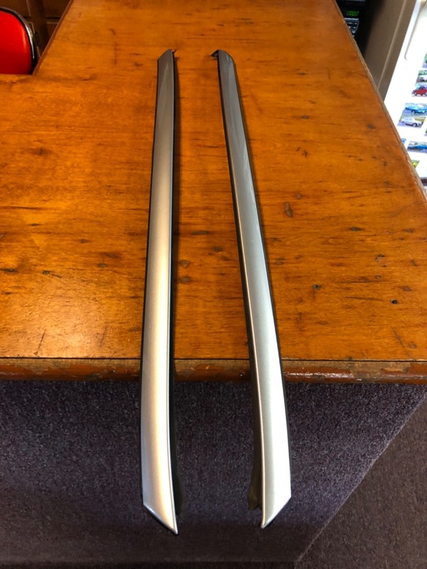 🟢 2010-17 Volvo XC60 Front Windshield Molding pair) 711 Bright Silver 39803231
