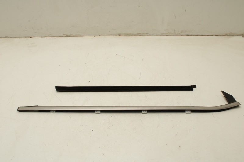 2023-25 Kia Sportage Hybrid EX Front Right Door Belt Outer w/ Inner Weatherstrip